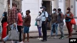 Una cola para comprar alimentos en La Habana. Yamil LAGE / AFP