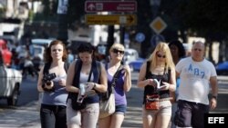 Un grupo de turistas camina por una calle de La Habana (Cuba).