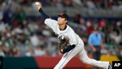 Yoshinobu Yamamoto, de Japón, realiza un lanzamiento durante la quinta entrada de un juego del Clásico Mundial de Béisbol contra México el 20 de marzo de 2023 en Miami. (Foto AP/Wilfredo Lee, archivo)