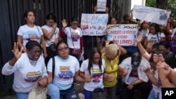 Personas rezan afuera de los tribunales del Palacio de Justicia por la liberación de quienes fueron detenidos durante la represión gubernamental tras las protestas contra los resultados de las elecciones.