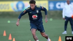 El jugador de la selección brasileña Neymar participa en un entrenamiento