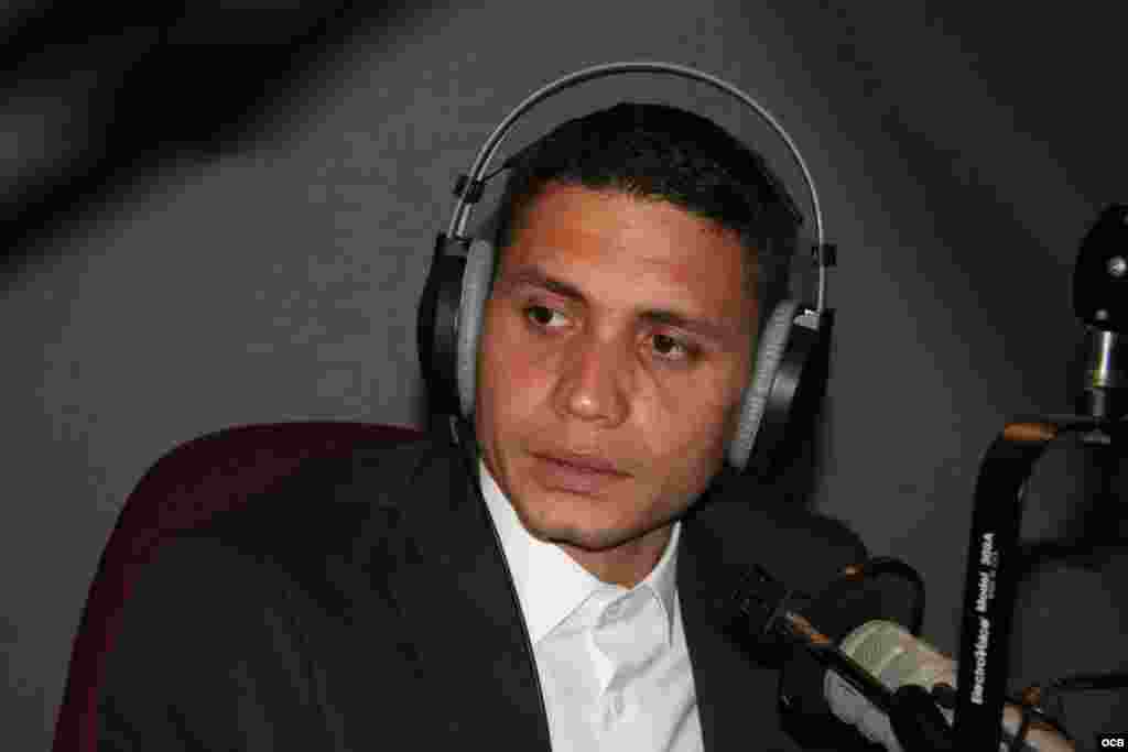 Eliecer &Aacute;vila en los estudios de Radio Mart&iacute;