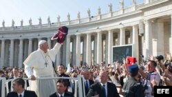 Papa Francisco en la Plaza de San Pedro del Vaticano.