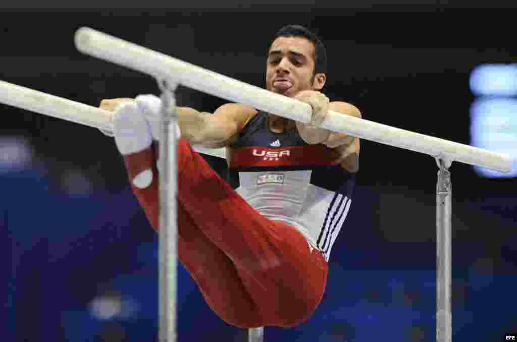 Danell Leyva en acción antes de ganar el oro en la prueba de paralelas del campeonato Mundial de Gimnasia Artística en Tokio en octubre de 2011 