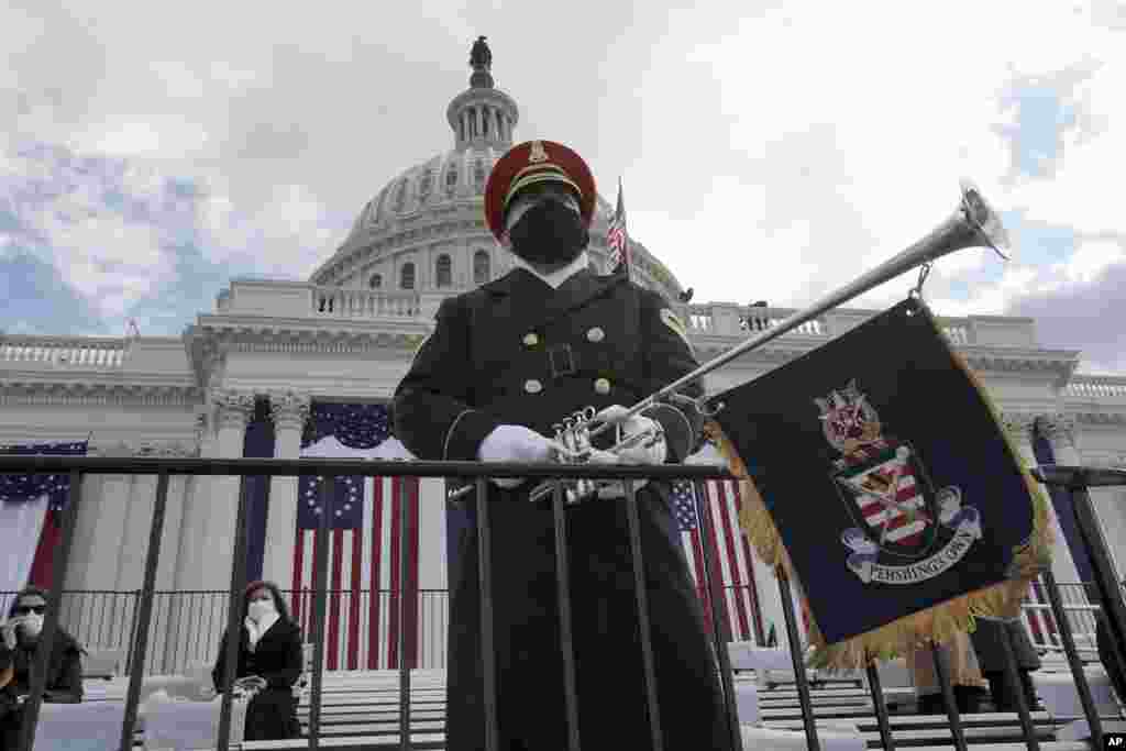 Un miembro de la Banda del Ejército de EEUU antes de la toma de posesión del presidente electo Joe Biden, en el Capitolio, en Washington. (Greg Nash / Pool Photo via AP)