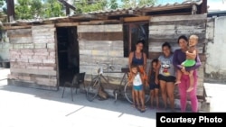 Una familia en el barrio Caracatey, Santa Clara. Foto de Guillermo del Sol.