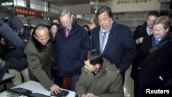 El ex gobernador de New Mexico Governor Bill Richardson (centro D) y el CEO de Google Eric Schmidt (centro I) en Corea del Norte. 