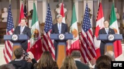 El secretario de Estado de EEUU John Kerry (c) durante una conferencia de prensa con el ministro de Relaciones Exteriores de Canadá, John Baird (i) y el secretario de Relaciones Exteriores de México, José Antonio Meade (d), en Boston.