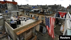 Banderas de Cuba y EEUU cuelgan en un balcón de La Habana. (Reuters/Ivan Alvarado).