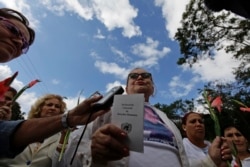 Laura Pollán sostiene una copia de la Declaración Universal de los Derechos Humanos durante una protesta en La Habana. (REUTERS/Desmond Boylan/Archivo)