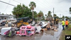 Los equipos de salvamento retiran los escombros de las inundaciones provocadas por el huracán Helene a lo largo del Golfo de México antes de acercarse a Milton, el lunes 7 de octubre de 2024, en Clearwater Beach, Florida. (Foto AP/Chris O'Meara)