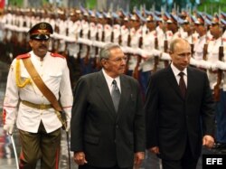 Raúl Castro y su homólogo de Rusia Vladimir Putin (2i-d) pasan revista a las tropas formadas en el Palacio de la Revolución de La Habana.