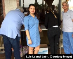 La joven Michelle Prado (al centro) es hija de exiliados. Su abuelo y tíos fueron presos políticos.