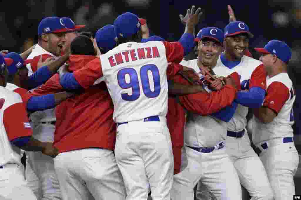 Los peloteros cubanos celebran tras vencer a Australia en el IV Clásico Mundial de Béisbol en el estadio Tokyo Dome de Tokio (Japón) el 10 de marzo de 2017. &nbsp;