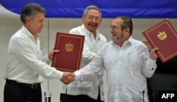 Raúl Castro supervisó la firma del acuerdo de Paz en La Habana en el 2016, firmado por Juan Manuel Santos y "Timochenko".