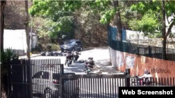 Una pareja de recién casados viaja en un viejo auto descapotable en La Habana (Cuba). 