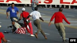 Daniel Llorente es detenido cuando desfila con bandera de EEUU por la Plaza José Martí