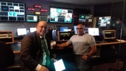 En los estudios de Mega TV en Miami con el productor Julio Lastra (Foto tomada de su cuenta de Facebook).