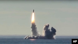 Un misil Bulava disparado por el submarino nuclear ruso Yuri Dolgoruky. (AP Photo/Russian Defense Ministry Press Service).