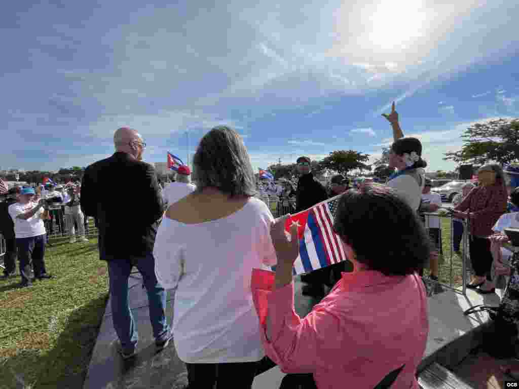 La Asamblea de la Resistencia Cubana encabeza una caravana de carros, desde el Cuban Memorial en el Tamiami Park, en Miami, para solidarizarse con las marchas c&#237;vicas en Cuba.