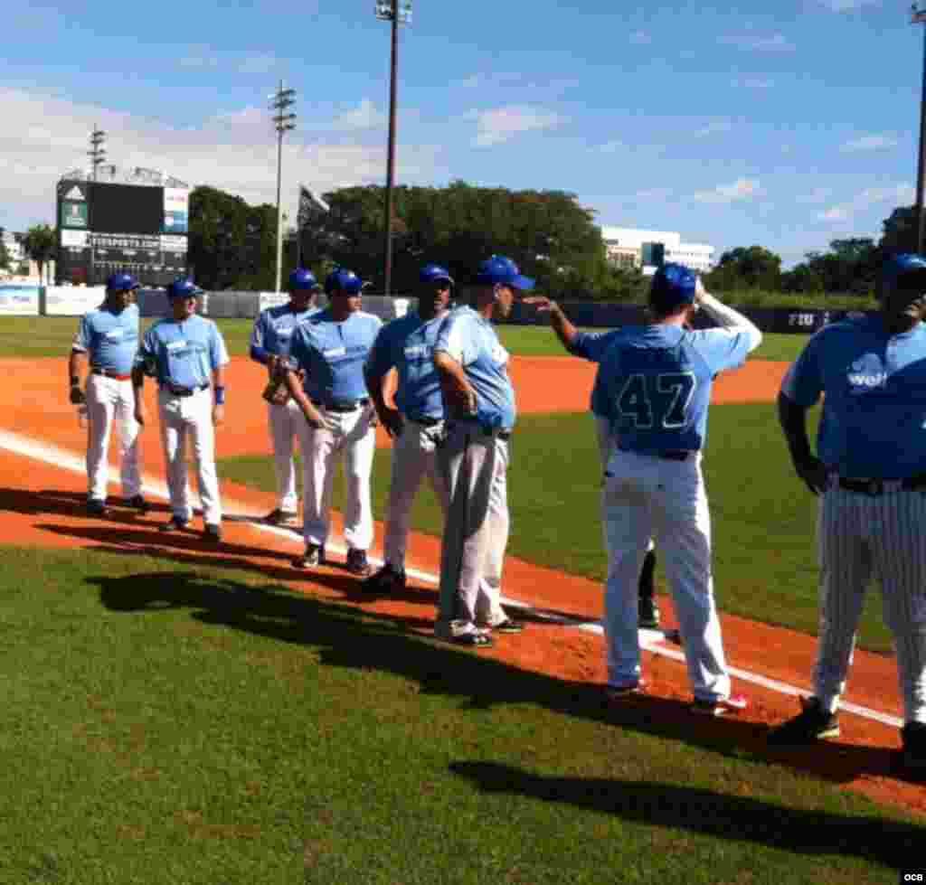 Ex peloteros cubanos presentes en el Juego de las Estrellas Cubanas, entre los que figuran Gabriel Pierre, Pedro Luis Rodríguez, Bárbaro Garbey, Rolando Arrojo y Maels Rodríguez.