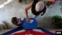 Un hombre vota en las elecciones en Cuba. Foto Archivo.