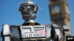 Robot usado como emblema durante protestas contra Robots Asesinos en 2013