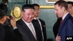 Foto tomada y difundida por el Ministerio de Recursos Naturales y Medio Ambiente de Rusia, el 12 de septiembre de 2023 muestra al líder norcoreano Kim Jong Un junto al ministro de dicha entidad rusa, Alexander Kozlov.