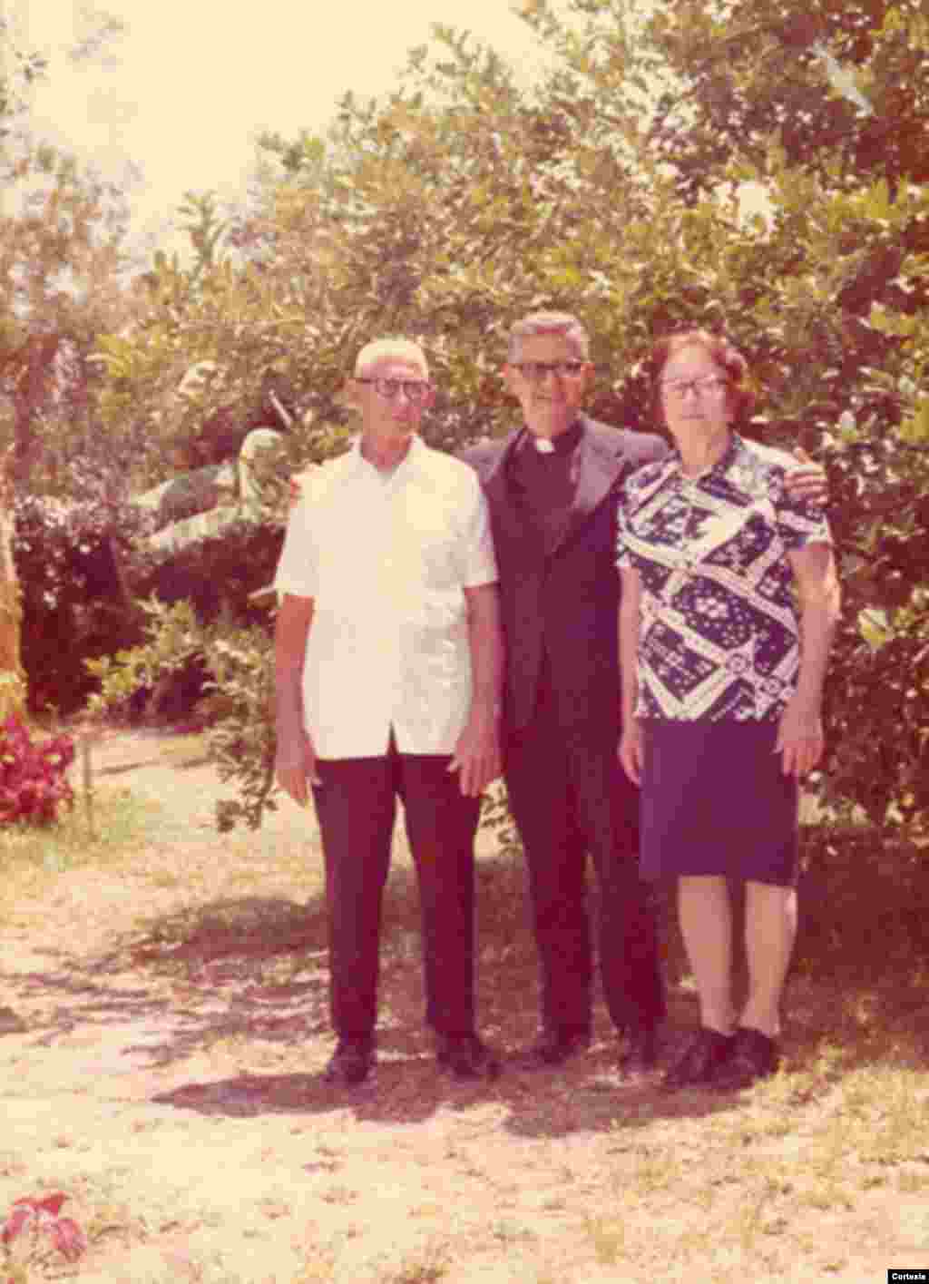 En Miami, el padre Agust&iacute;n Rom&aacute;n posa con su madre Juana M. Rodriguez y su padre Rosendo Rom&aacute;n.