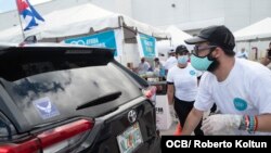 Voluntarios recogen ayuda para enviar a los cubanos de la isla como parte de la iniciativa Solidaridad Entre Hermanos, en Miami, el 20 de mayo del 2020. (Roberto Koltún).