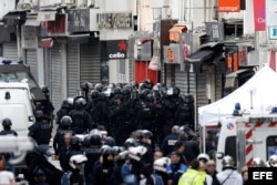 Militares se despliegan en el asalto contra terroristas en Saint Denis, París