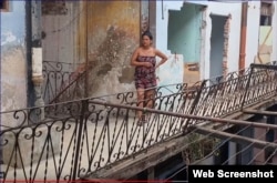 Anisley Blanco, una de las vecinas en protesta, ha recibido dos multas de la policía por supuesta "obstrución del paso peatonal". (Captura de video/Cubanet)