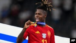 El español Nico Williams sonríe con su medalla tras ganar el partido final entre España e Inglaterra en el torneo de fútbol Euro 2024.