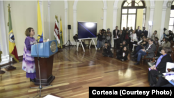 Jineth Bedoya, víctima de secuestro, tortura y violencia sexual, habla en presentación del fondo No es Hora de Callar, basado en iniciativa que creó hace 15 años contra la violencia de género. [Foto: Ministerio del Interior]