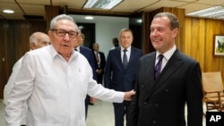 Raúl Castro y el primer ministro ruso, Dmitry Medvedev, hablan con los medios durante una reunión en La Habana, Cuba, el 3 de octubre de 2019. (Dmitry Astakhov, Sputnik, Government Pool Photo vía AP)