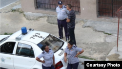 Vigilancia policial frente a la sede de las Damas de Blanco, en Lawton, La Habana. (Foto: Angel Moya)