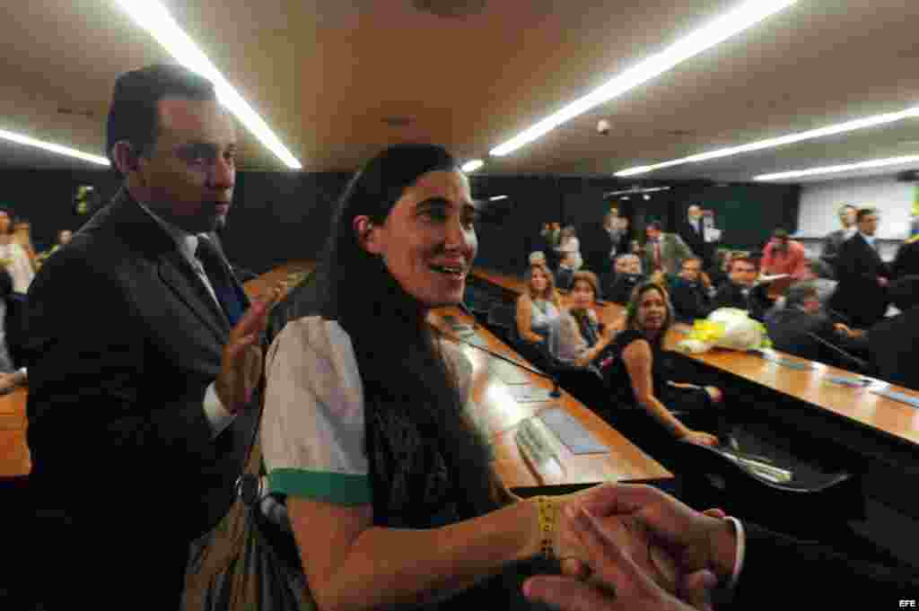 La disidente cubana Yoani Sánchez visita hoy, miércoles 20 de febrero de 2013, la sede de la Cámara de Diputados, en Brasilia (Brasil). Sánchez visita este país, el primero en una decena destinos durante su gira de 80 días, luego que pudo tramitar su pasa