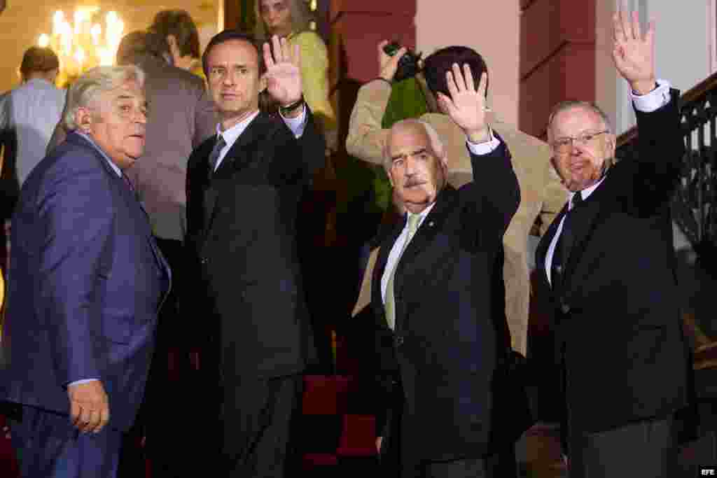 Los expresidentes de Uruguay Luis Alberto Lacalle (i), de Bolivia Jorge Tuto Quiroga (2i), de Colombia Andrés Pastrana (2d) y de Costa Rica Miguel Rodríguez (d) llegan a una reunión con el presidente de Venezuela Nicolás Maduro.