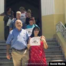 Obispo metodista Ricardo Pareira, junto a fieles de sus iglesia por la campaña "Estoy a favor del diseño original". (TOMADO DE FACEBOOK).