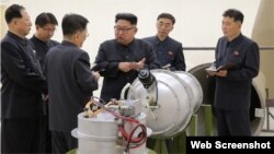 Kim Jong Un examina la bomba de hidrógeno, mucho más potente que las bombas atómicas ordinarias que Corea del Norte ya ha probado.