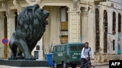 Un vehículo policial es visto en El Paseo del Prado de La Habana, el 15 de noviembre de 2021. 