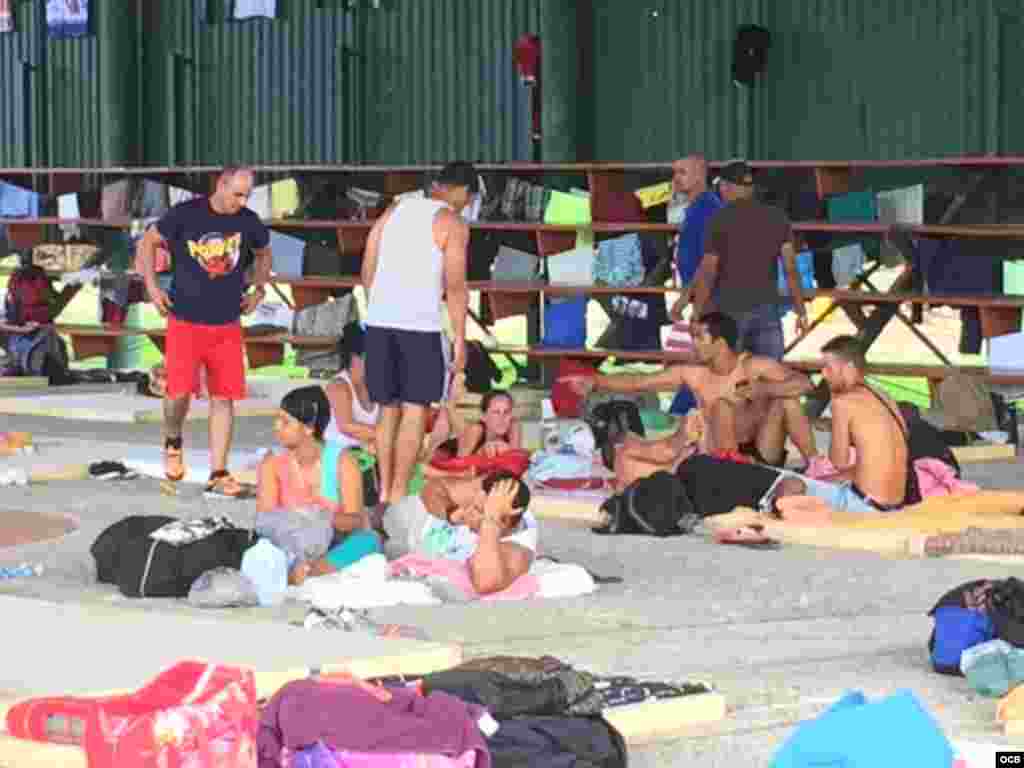 Albergue para los cubanos en una escuela del poblado de La Cruz, Costa Rica. Fotos: Claudio Castillo, Martí Noticias.