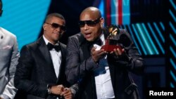 Gente de Zona en la ceremonia de los premios Grammy Latinos en 2017. REUTERS/Mario Anzuoni