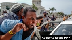 Un hombre es arrestado durante las protestas del 11J en La Habana. (AFP/Adalberto Roque).