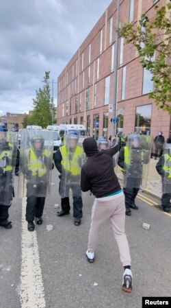 Un hombre arroja un objeto durante manifestaciones antiinmigración en Sunderland, Gran Bretaña, el 2 de agosto de 2024, en esta imagen fija obtenida de un vídeo de las redes sociales. (TikTok @whatsthecracklike/vía REUTERS)