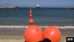 Un barco arrastra una línea con boyas indicando la ruta del cable submarino que se instala en el balneario de Camurí Chico (Venezuela). Venezuela y Cuba inauguraron los trabajos de instalación del cable de fibra óptica.