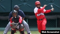 Alexei Bell, con el uniforme del equipo Las Avispas de Santiago de Cuba.