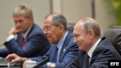 El presidente ruso, Vladímir Putin (d), y su ministro de Asuntos Exteriores, Serguéi Lavrov (2-d).