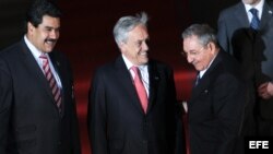 El entonces presidente de Chile, Sebastián Piñera, (c) y el vicepresidente de Venezuela, Nicolás Maduro junto a Raúl Castro el 27 de enero de 2013, tras la cena oficial de la cumbre de la Comunidad de Estados Americanos.