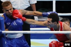 Sofiane Oumiha (d) derrotó a Amnat Ruenroeng.